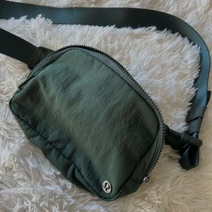 XL Lululemon Belt Bag in Dark Green